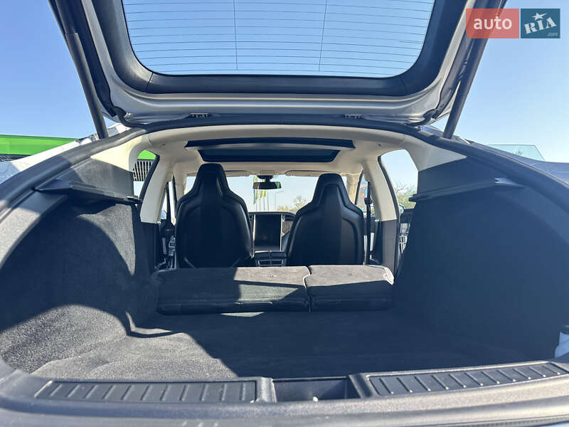 Ліфтбек Tesla Model S 2013 в Стрию