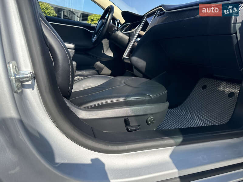 Ліфтбек Tesla Model S 2013 в Стрию