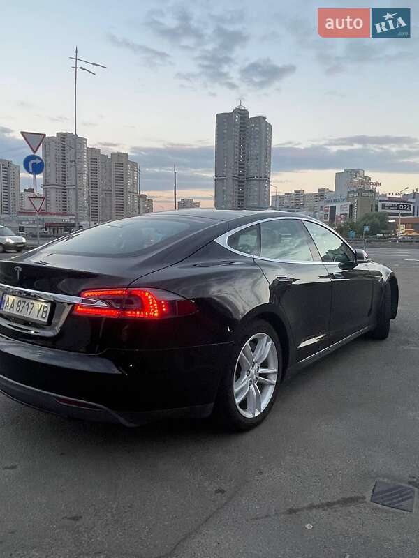 Ліфтбек Tesla Model S 2015 в Києві