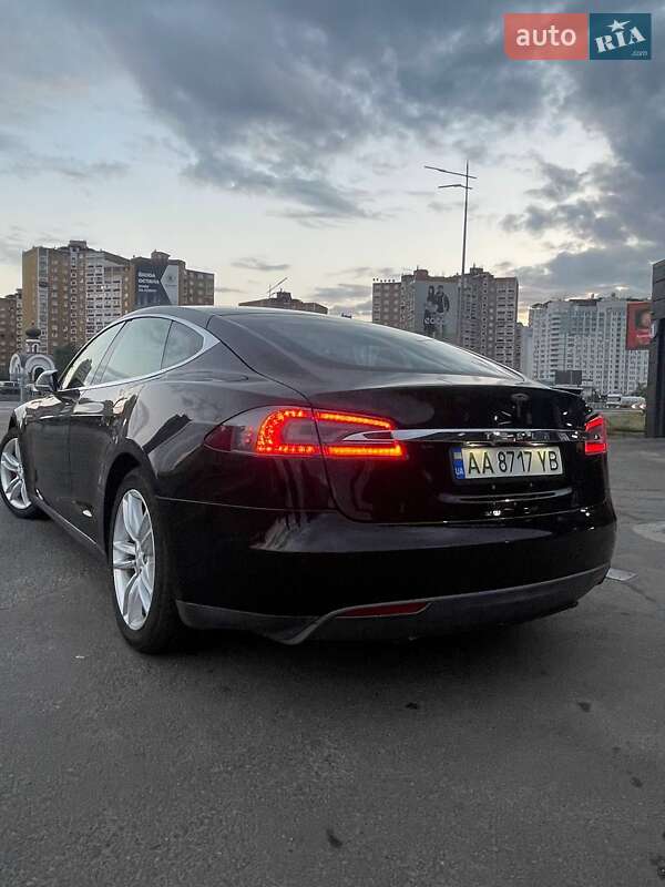 Ліфтбек Tesla Model S 2015 в Києві