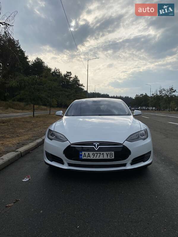 Лифтбек Tesla Model S 2015 в Киеве
