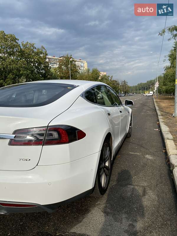 Лифтбек Tesla Model S 2015 в Киеве
