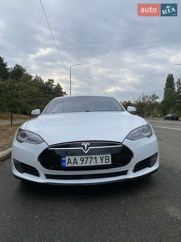 Ліфтбек Tesla Model S 2015 в Києві фото 21 Ліфтбек Tesla Model S 2015 в Києві