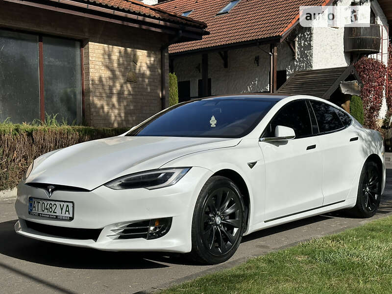 Ліфтбек Tesla Model S 2017 в Івано-Франківську