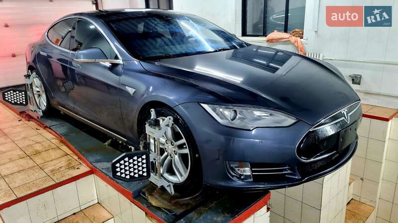Tesla Model S 2015