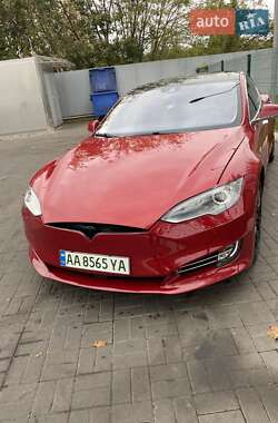 Лифтбек Tesla Model S 2015 в 