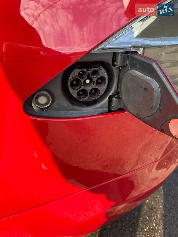 Лифтбек Tesla Model S 2015 в Киеве