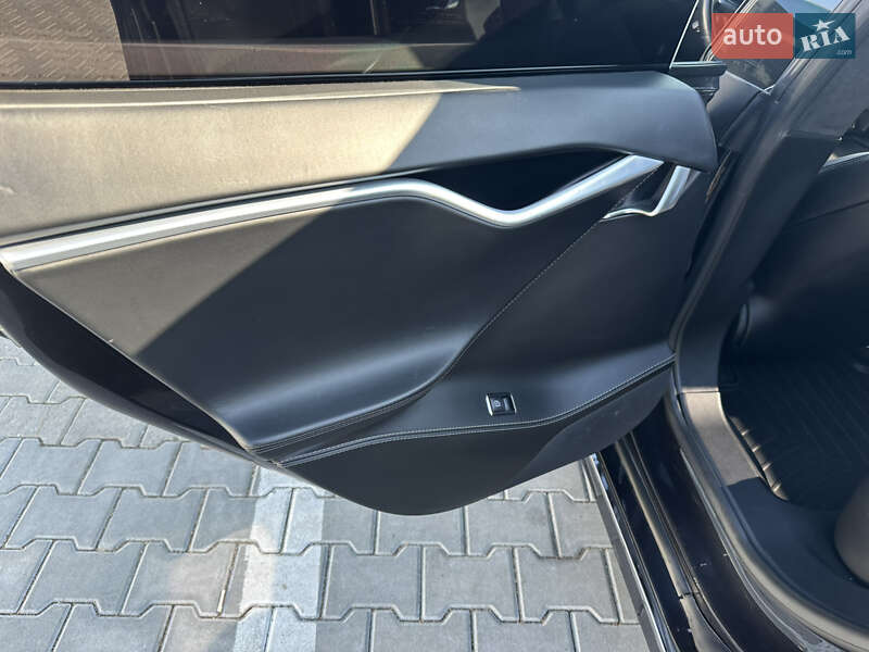 Ліфтбек Tesla Model S 2017 в Чернівцях