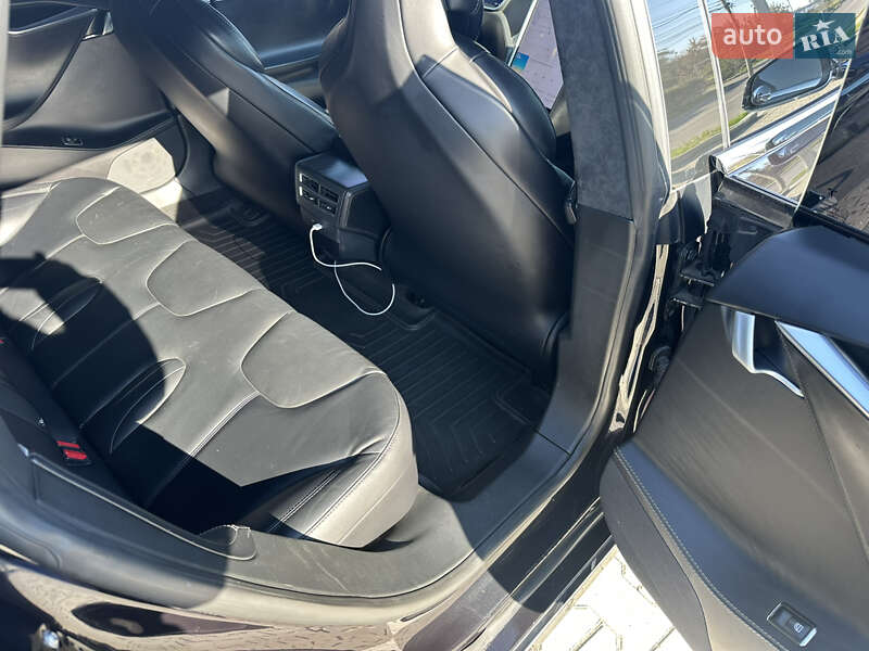 Ліфтбек Tesla Model S 2017 в Чернівцях