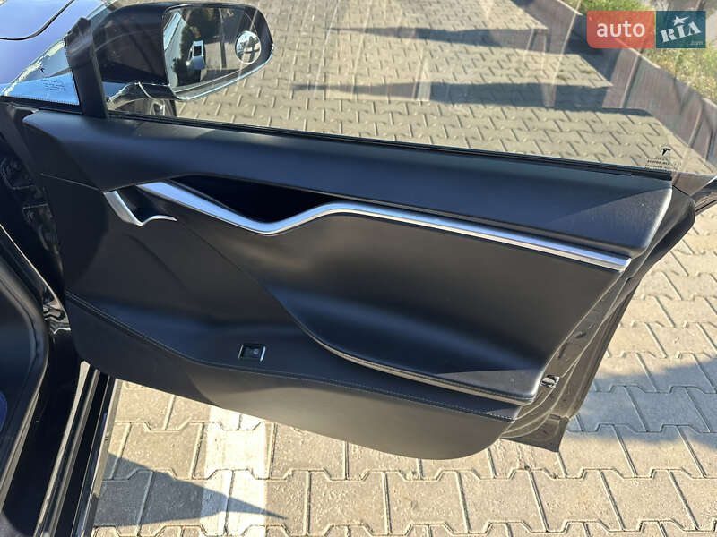 Ліфтбек Tesla Model S 2017 в Чернівцях