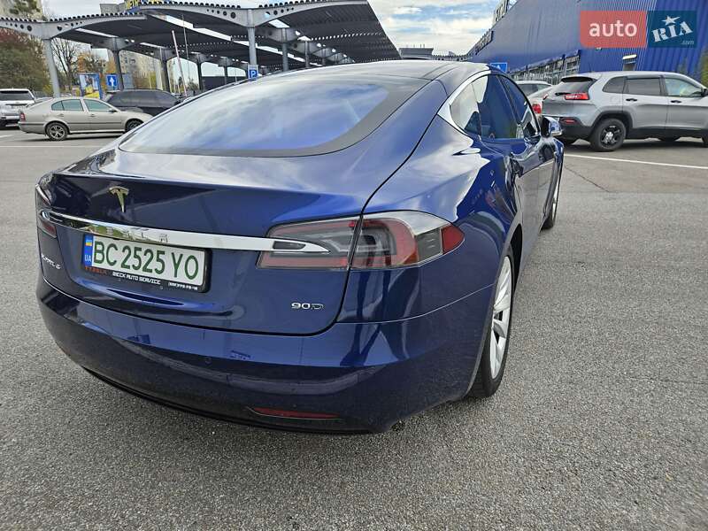 Лифтбек Tesla Model S 2016 в Львове