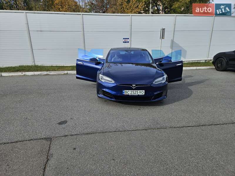 Лифтбек Tesla Model S 2016 в Львове
