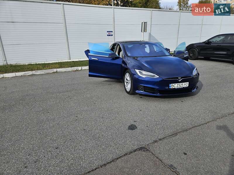 Ліфтбек Tesla Model S 2016 в Львові