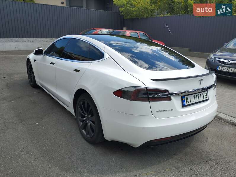 Ліфтбек Tesla Model S 2017 в Дніпрі