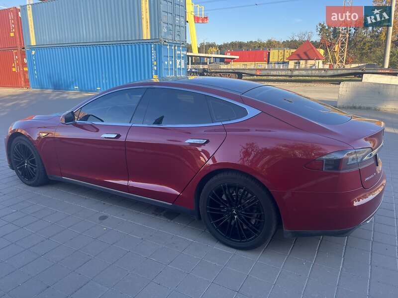 Лифтбек Tesla Model S 2015 в Киеве