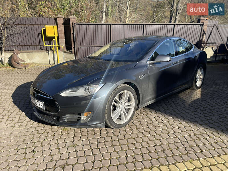 Лифтбек Tesla Model S 2016 в Львове