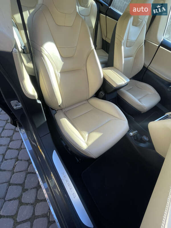 Лифтбек Tesla Model S 2016 в Львове