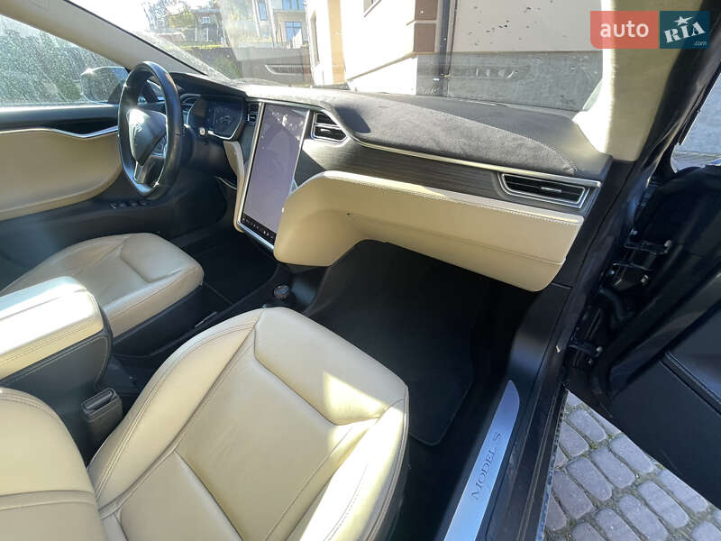 Лифтбек Tesla Model S 2016 в Львове