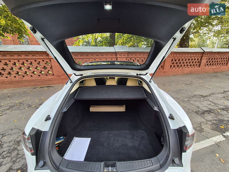 Ліфтбек Tesla Model S 2016 в Вінниці