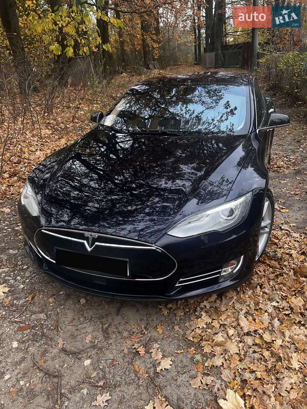 Лифтбек Tesla Model S 2015 в Киеве