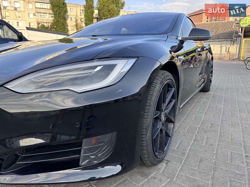 Лифтбек Tesla Model S 2017 в Павлограде