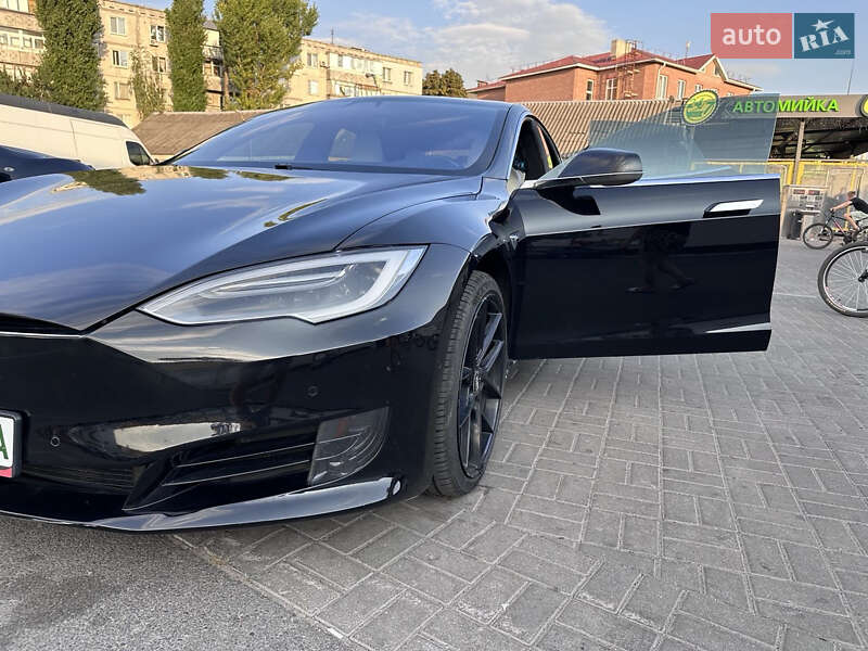 Лифтбек Tesla Model S 2017 в Павлограде