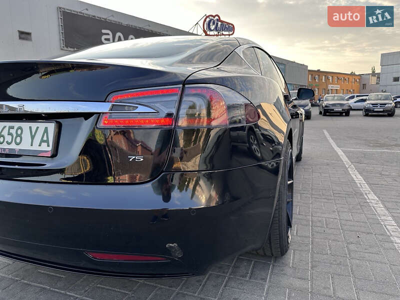 Лифтбек Tesla Model S 2017 в Павлограде