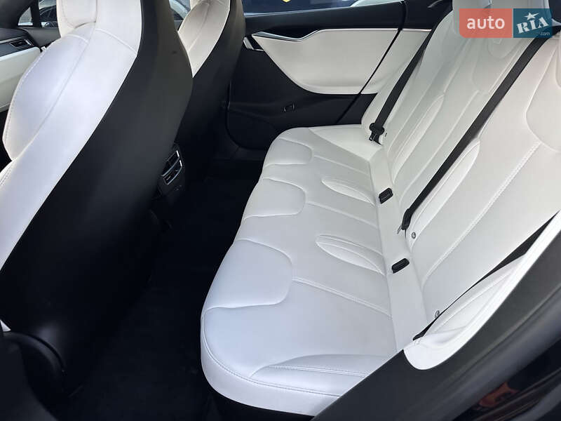 Лифтбек Tesla Model S 2017 в Павлограде