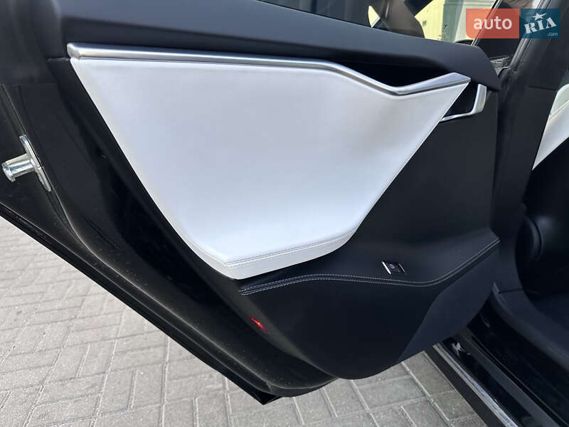 Лифтбек Tesla Model S 2017 в Павлограде