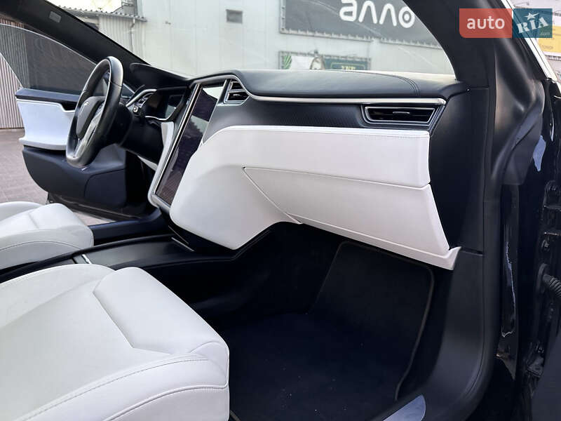 Лифтбек Tesla Model S 2017 в Павлограде
