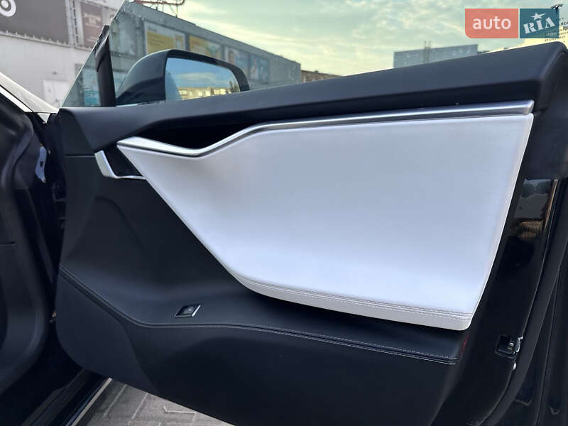 Лифтбек Tesla Model S 2017 в Павлограде