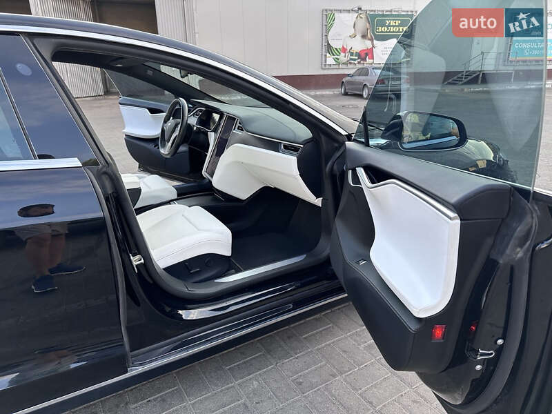 Лифтбек Tesla Model S 2017 в Павлограде