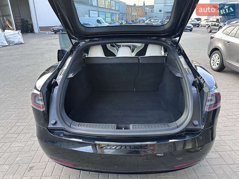 Лифтбек Tesla Model S 2017 в Павлограде