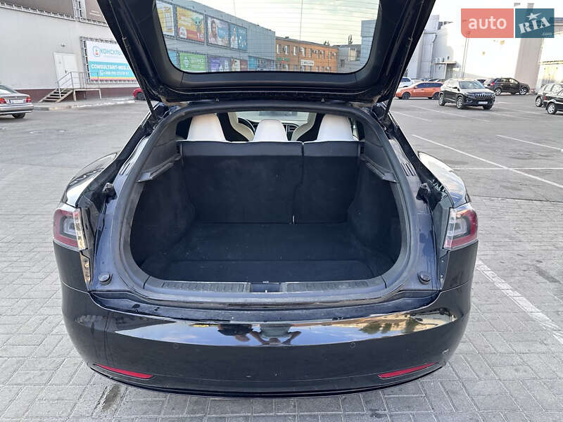 Лифтбек Tesla Model S 2017 в Павлограде