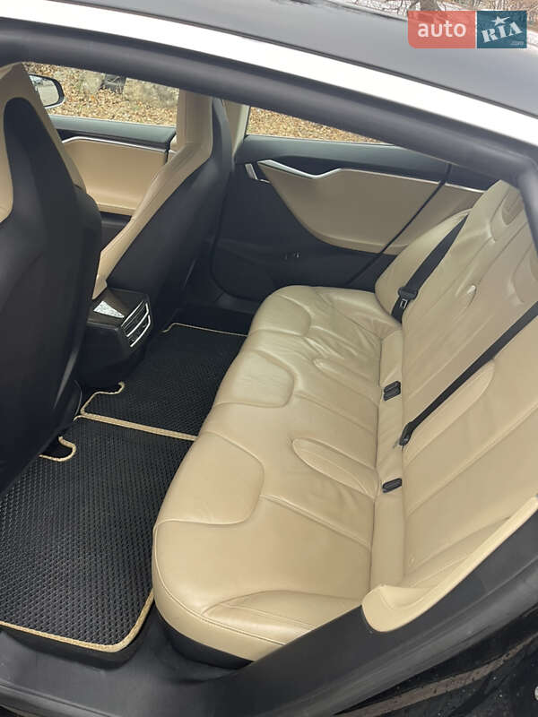 Ліфтбек Tesla Model S 2013 в Києві