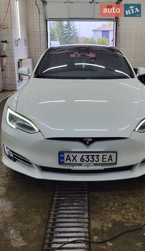 Лифтбек Tesla Model S 2017 в Ивано-Франковске