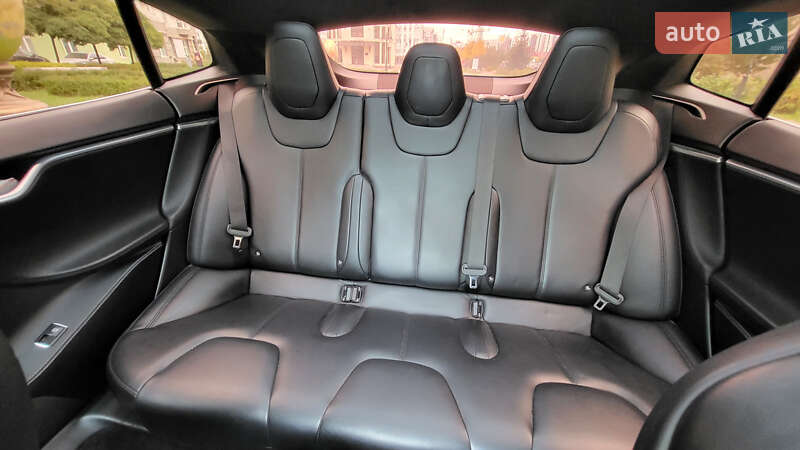 Лифтбек Tesla Model S 2017 в Ивано-Франковске