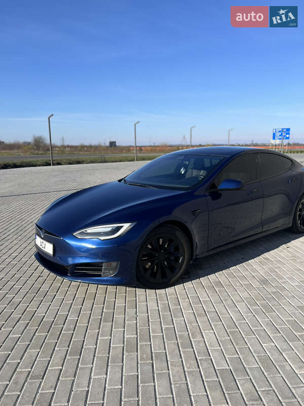 Лифтбек Tesla Model S 2017 в Львове