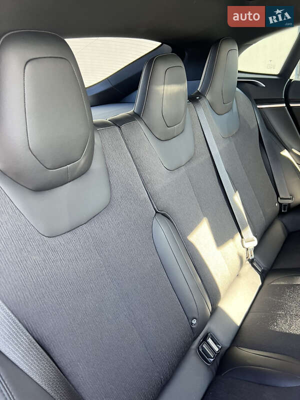 Лифтбек Tesla Model S 2017 в Львове