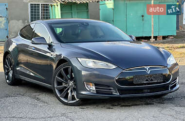 Лифтбек Tesla Model S 2015 в Валках