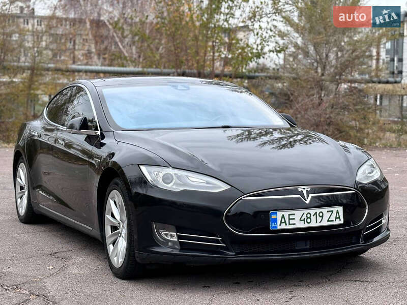Лифтбек Tesla Model S 2015 в Днепре