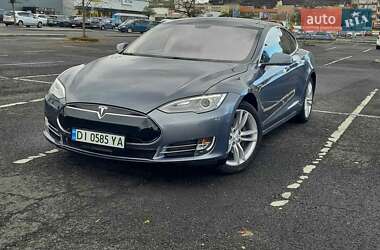 Лифтбек Tesla Model S 2014 в Косове