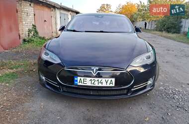 Лифтбек Tesla Model S 2015 в 