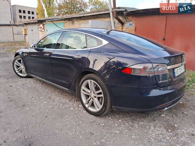 Лифтбек Tesla Model S 2015 в Павлограде