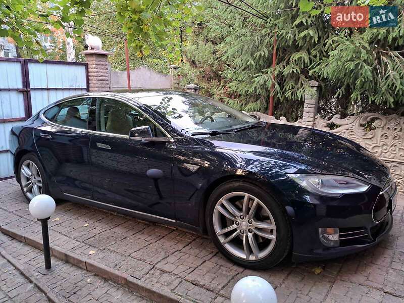 Лифтбек Tesla Model S 2015 в Павлограде