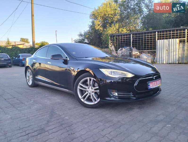 Лифтбек Tesla Model S 2016 в Львове