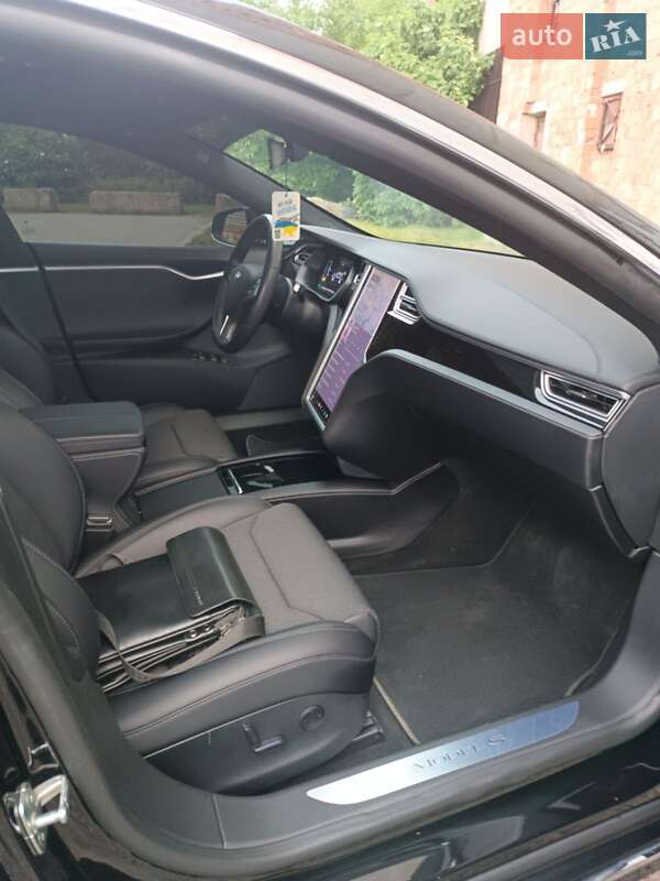 Лифтбек Tesla Model S 2017 в Черновцах