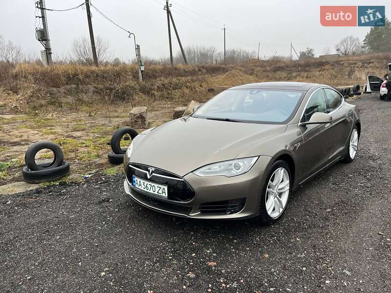 Лифтбек Tesla Model S 2015 в Киеве фото 7 Лифтбек Tesla Model S 2015 в Киеве