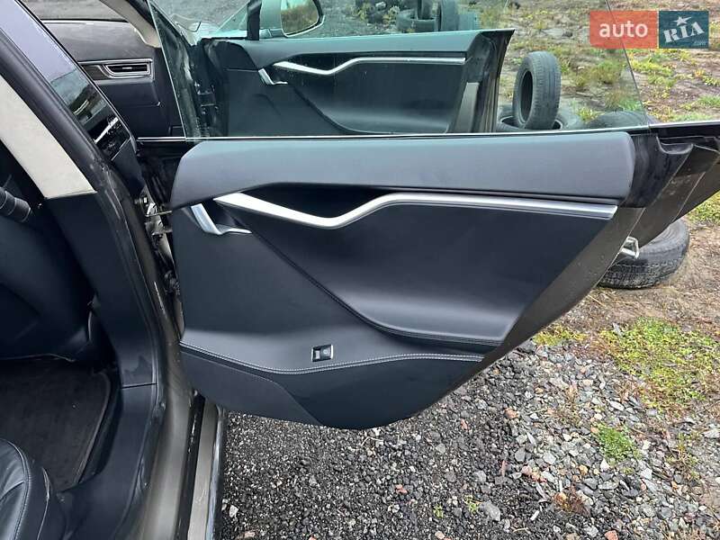 Лифтбек Tesla Model S 2015 в Киеве фото 19 Лифтбек Tesla Model S 2015 в Киеве