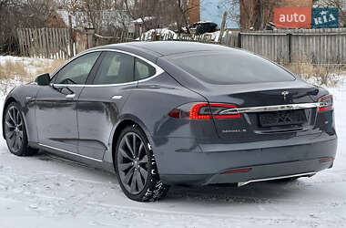 Ліфтбек Tesla Model S 2015 в Валках